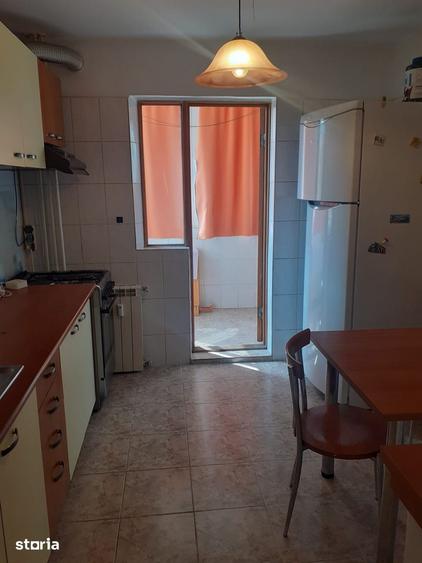 Apartament cu 3 camere semidecomandat în Pantelimon