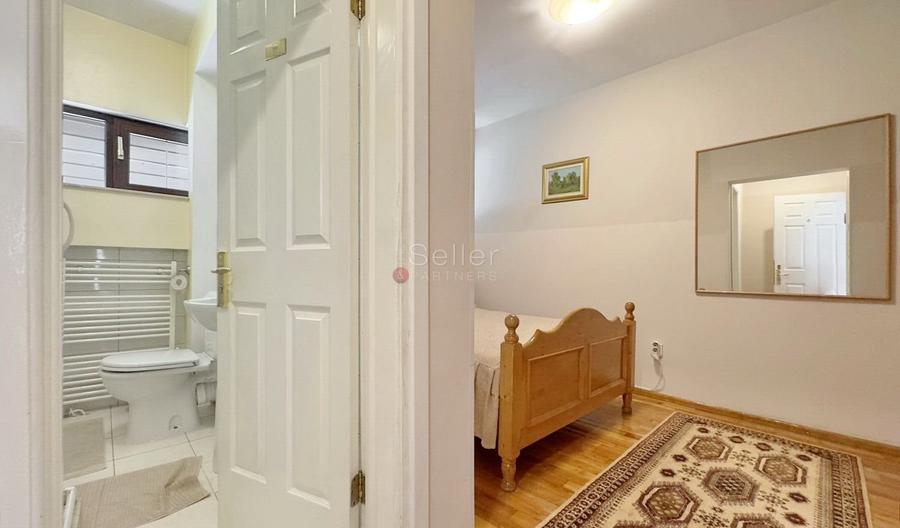 Apartament cu 4 camere decomandat, mobilat în Central