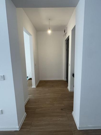 Apartament cu 2 camere semidecomandat, mobilat în Est