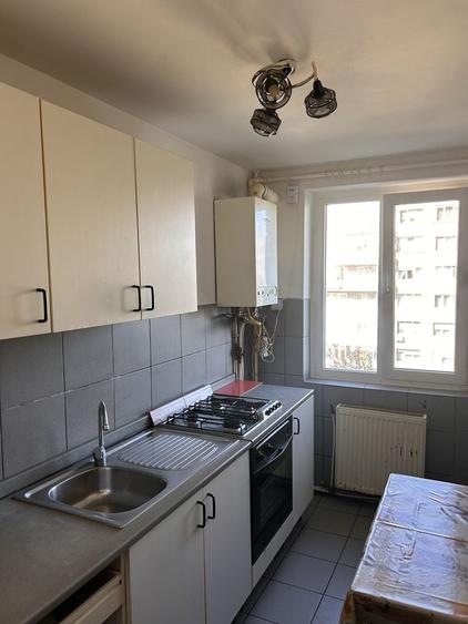 Apartament cu 3 camere decomandat în Cornișa