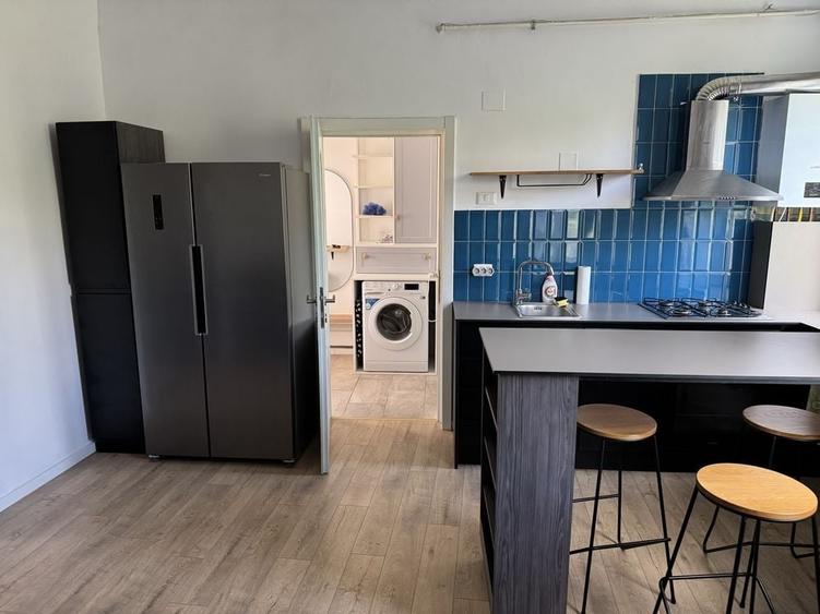 Inchiriez apartamet la casa cu curte comuna - 1