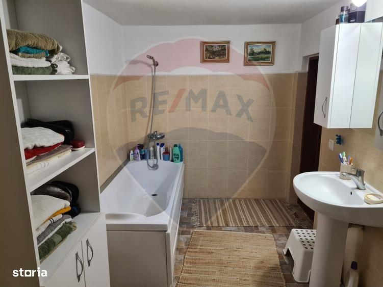 Casă cu 4 camere în Urluiești