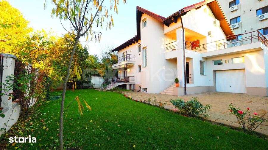 Casă cu 10 camere cu Teren 633 Mp în Central