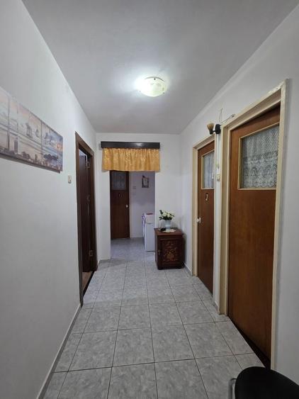 Apartament cu 3 camere decomandat în Titan
