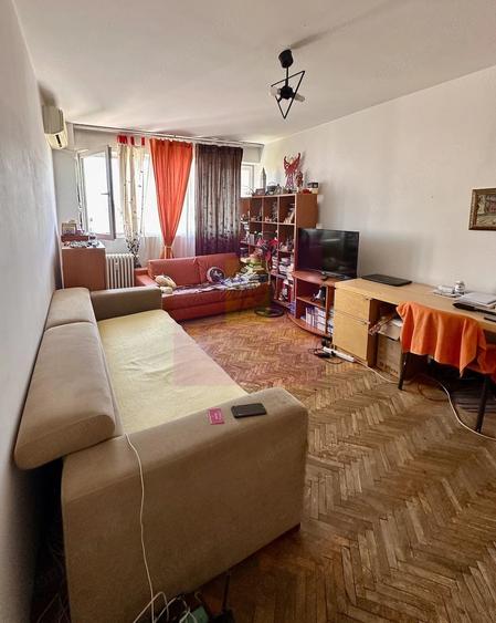 Apartament cu 3 camere semidecomandat în Mihai Bravu