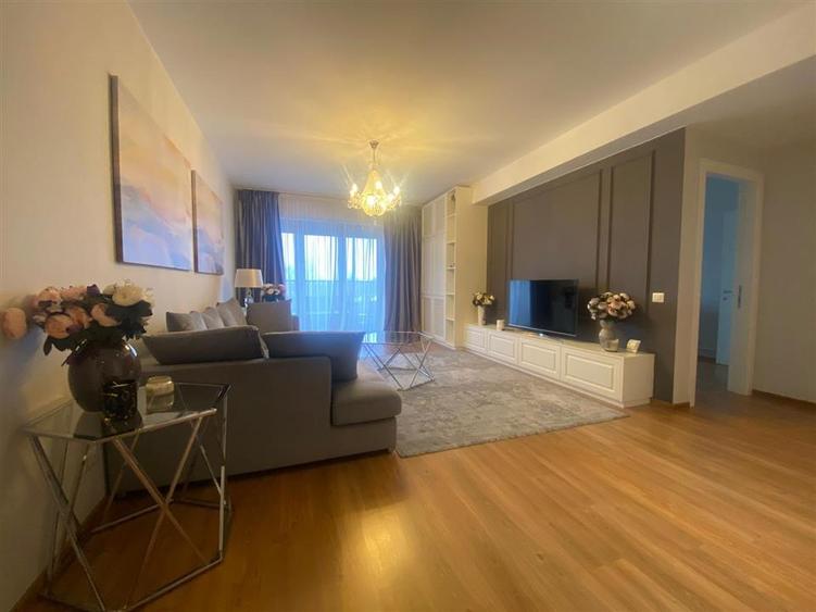 Apartament cu 3 camere semidecomandat, mobilat în Pipera