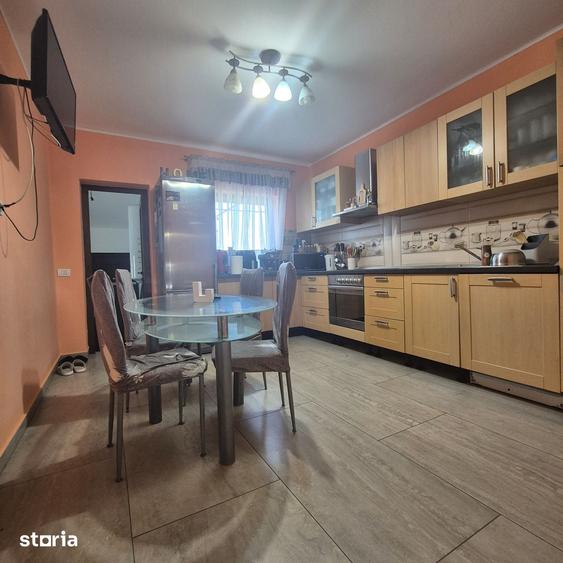 Casă cu 5 camere cu Teren 500 Mp în Frumușeni