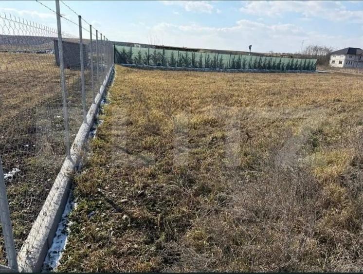 Teren Construcții intravilan de 900 mp, în Luna