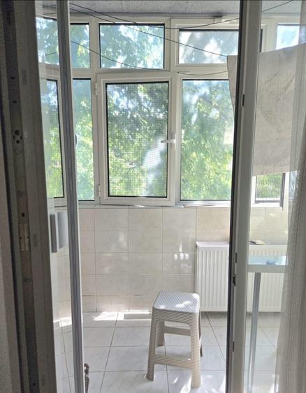 Apartament cu 3 camere semidecomandat, mobilat în Titan