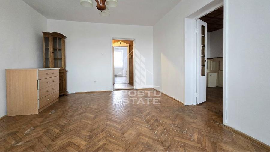 Apartament cu 4 camere semidecomandat în Aradului