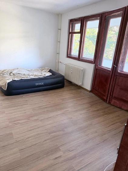 Apartament cu 3 camere semidecomandat în Gorjului