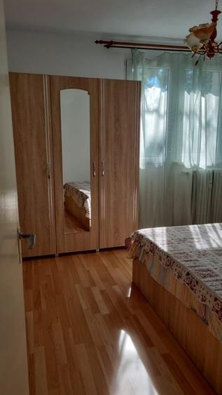 Apartament cu 3 camere decomandat în Titan