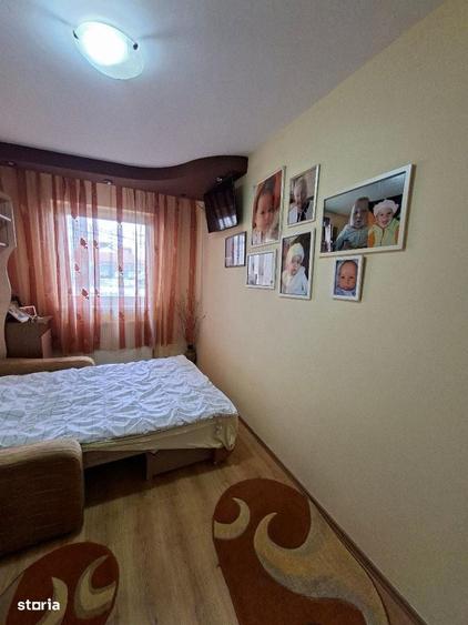 Apartament cu 3 camere semidecomandat în Cristian