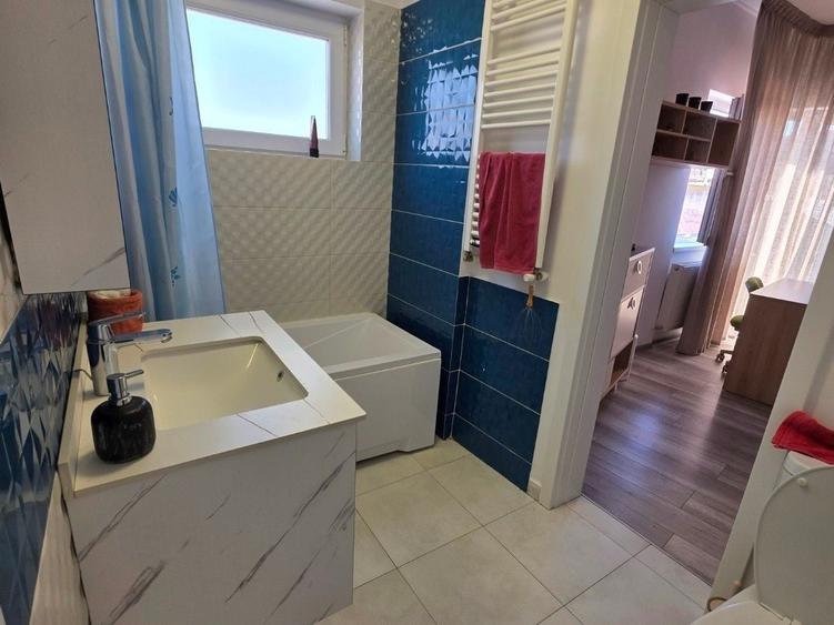 Apartament cu 4 camere semidecomandat, mobilat în Universitate