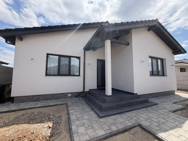 Casă cu 4 camere în Sântandrei