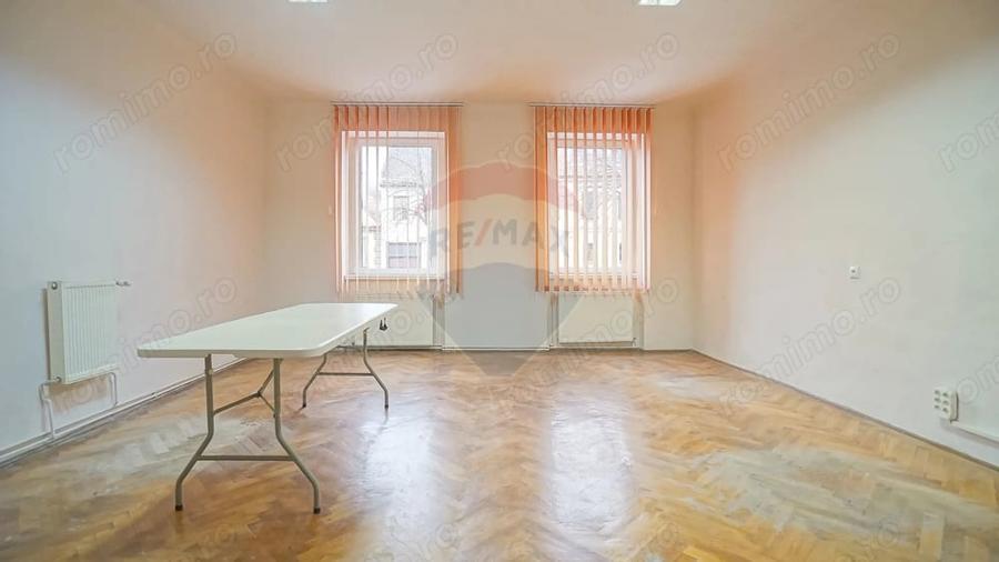 Apartament cu 2 camere semidecomandat, mobilat în Centrul Istoric