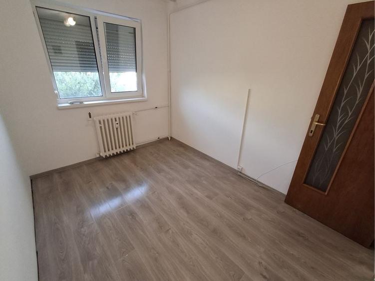 Apartament cu 3 camere semidecomandat în Militari