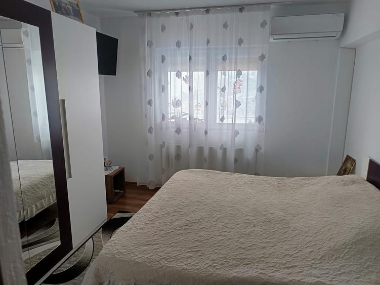 Apartament cu 4 camere decomandat în Central