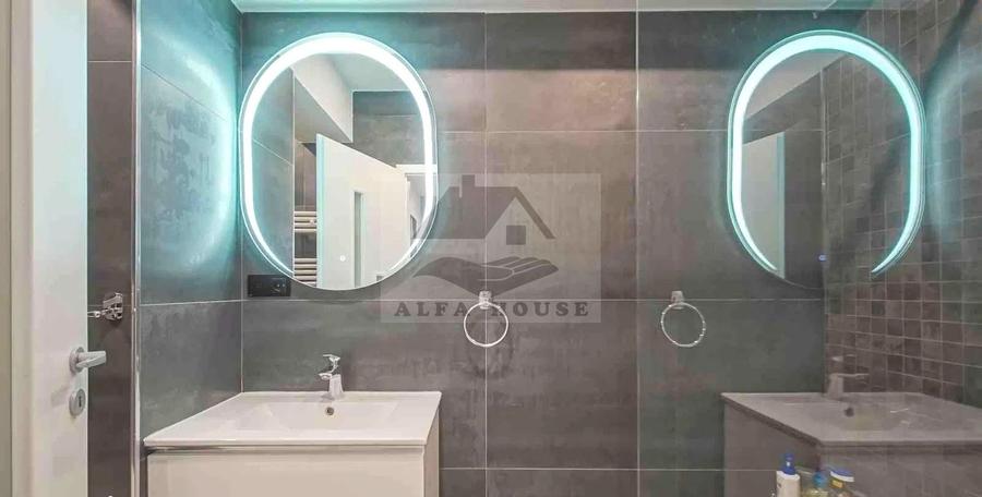 Apartament cu 4 camere decomandat în Tractorul
