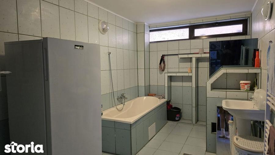 Casă cu 5 camere cu Teren 900 Mp în Zăvoi