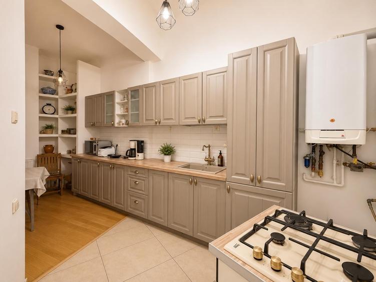 Apartament cu 4 camere semidecomandat în Romană