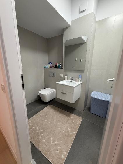 Apartament cu 3 camere semidecomandat, mobilat în Central