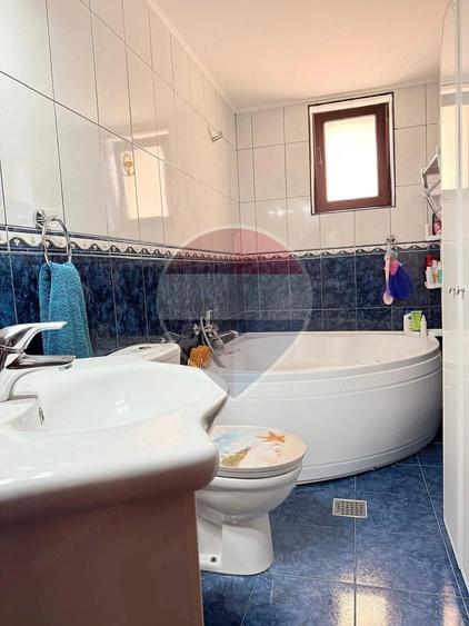 Apartament cu 4 camere decomandat în Fundeni