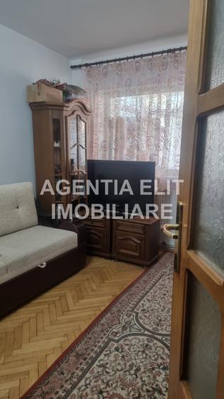 Apartament cu 4 camere decomandat în Central