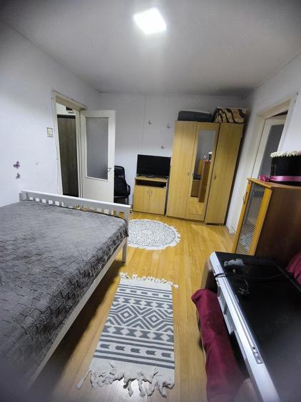 Apartament cu 3 camere semidecomandat în Central