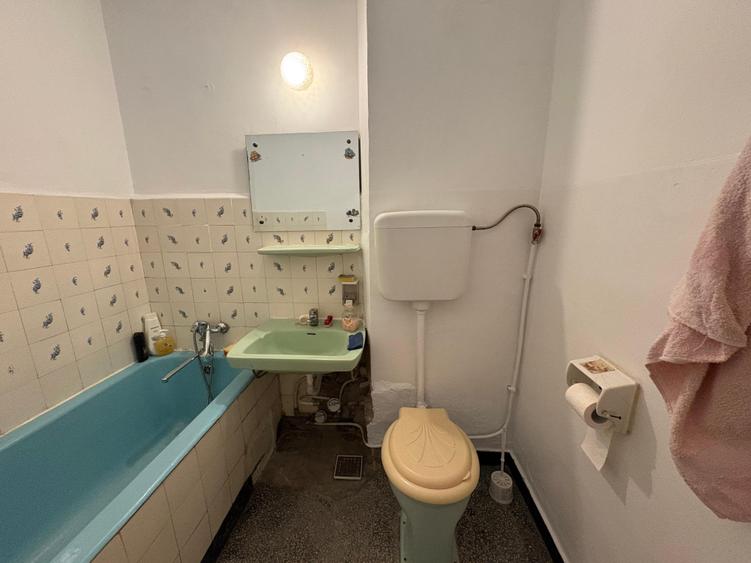 Apartament cu 3 camere semidecomandat în Berceni