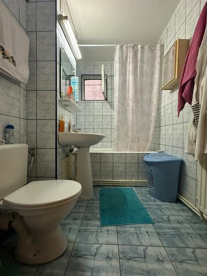 Apartament cu 3 camere decomandat, mobilat în Radu Negru