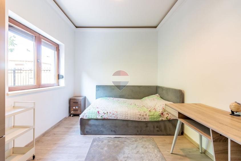 Apartament cu 4 camere semidecomandat, mobilat în Turda