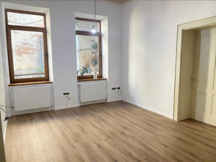 Apartament cu 3 camere semidecomandat în Lotrioara