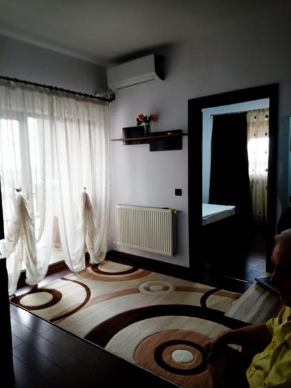 Apartament cu 3 camere semidecomandat în Fundeni