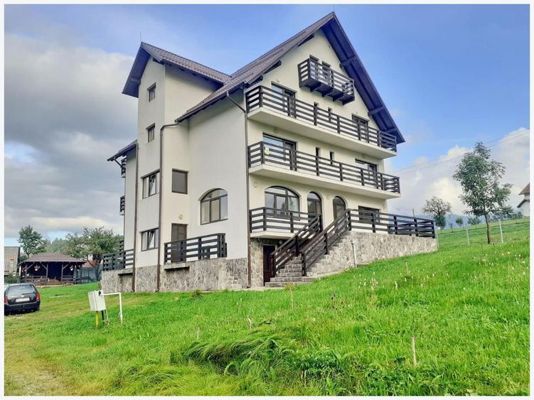 Casă individuală cu 11 camere cu Canalizare în Moieciu de Jos