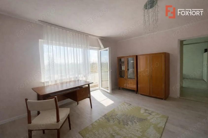 Apartament cu 3 camere semidecomandat, mobilat în Micălaca