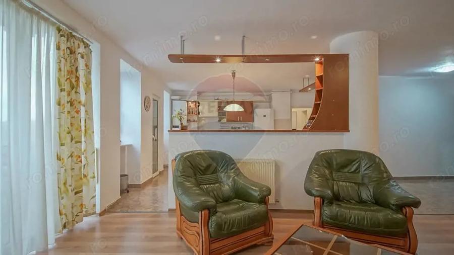 Apartament cu 3 camere decomandat în 13 Decembrie