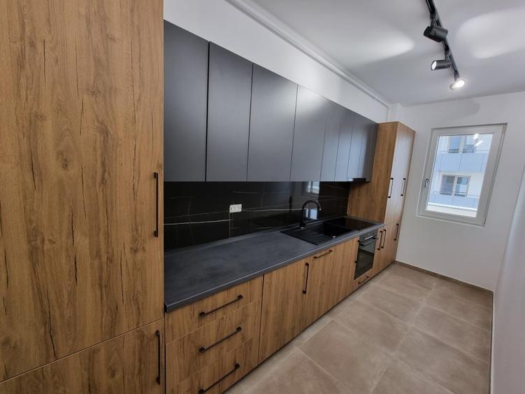 Apartament cu 3 camere semidecomandat, mobilat în Sisești