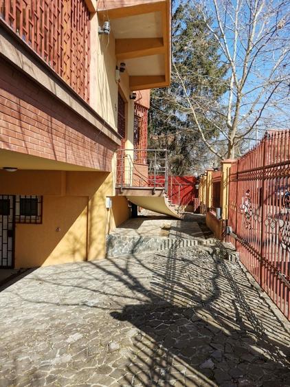 Casă individuală cu 7 camere cu Canalizare în Băneasa