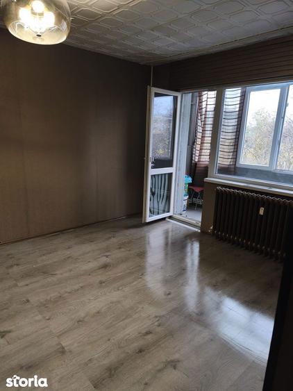 Apartament cu 3 camere semidecomandat în Podu Roș