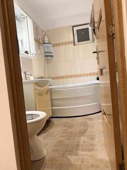 Apartament cu 3 camere semidecomandat în Complex Studențesc