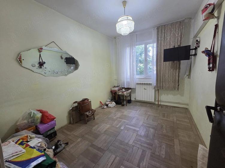 Apartament cu 3 camere semidecomandat în Micro 40