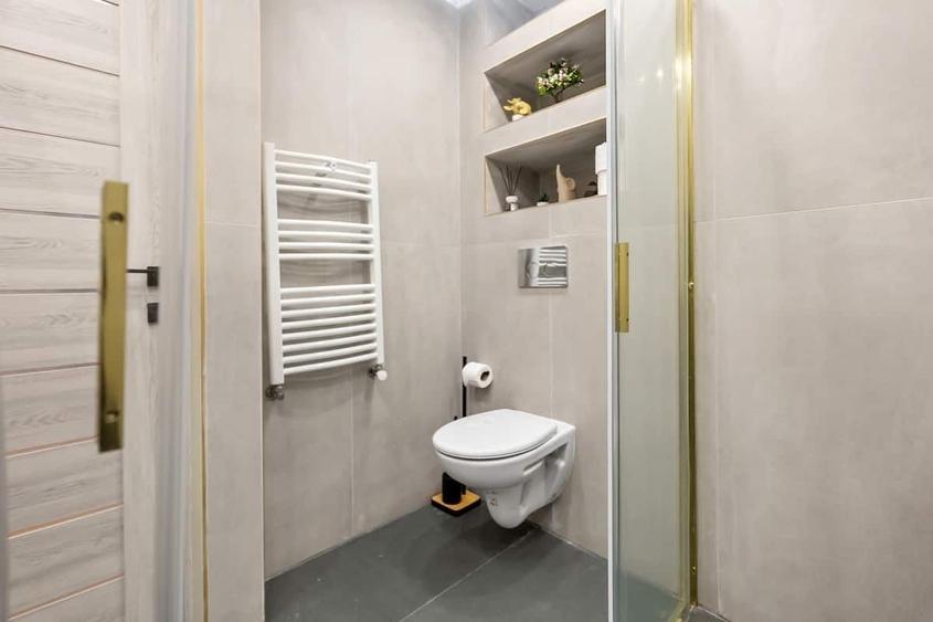 Apartament cu 5 camere decomandat, mobilat în Magheru