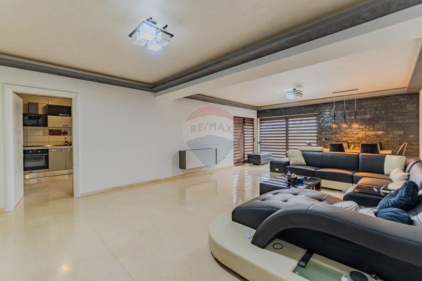 Casă cu 9 camere cu Teren 463 Mp în Stupini