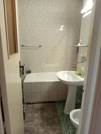 De vanzare apartament cu 3 camere in tudor,etaj 1,zona foarte buna,copertina auto in spatele blocului