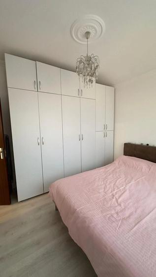 Apartament cu 3 camere decomandat în Girocului