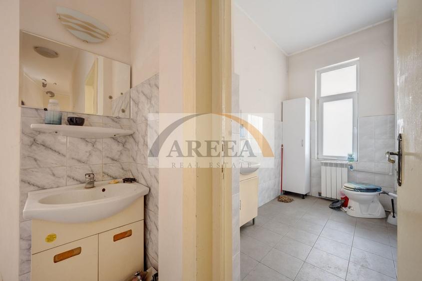 Casă individuală cu 16 camere cu Canalizare în Basarab