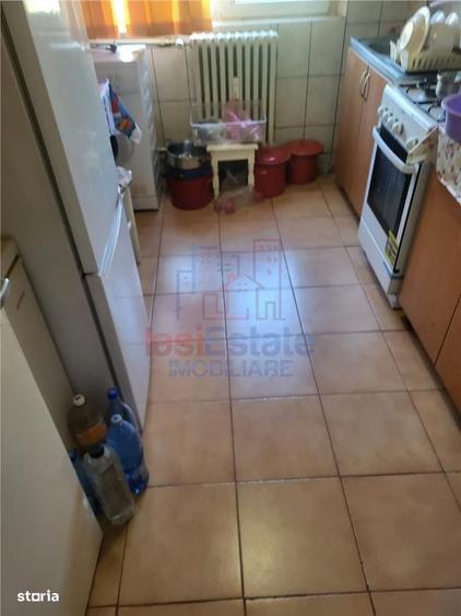 Apartament cu 3 camere semidecomandat în Podu Roș
