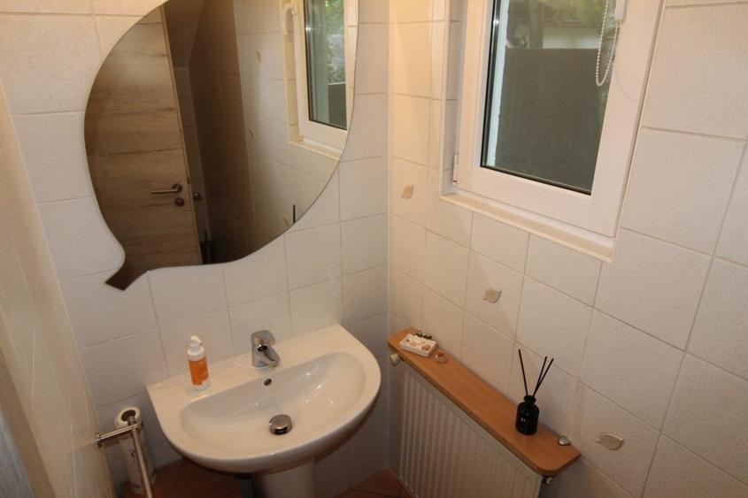 Casă cu 6 camere cu Teren 1064 Mp în Ostratu