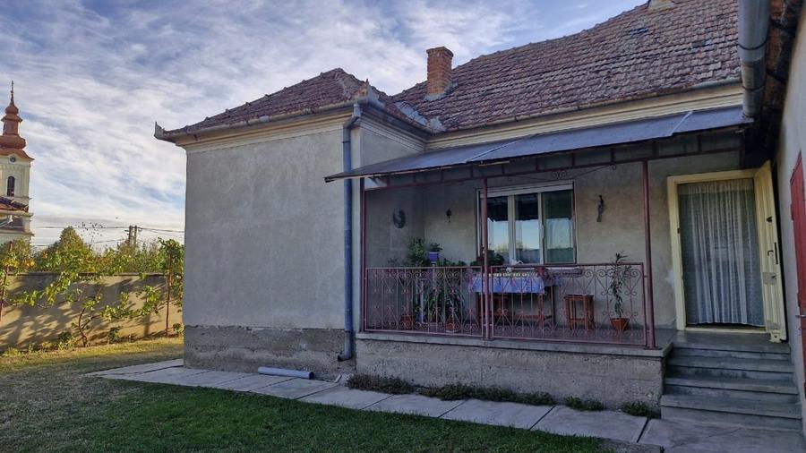 Casă individuală cu 4 camere cu Canalizare în Central